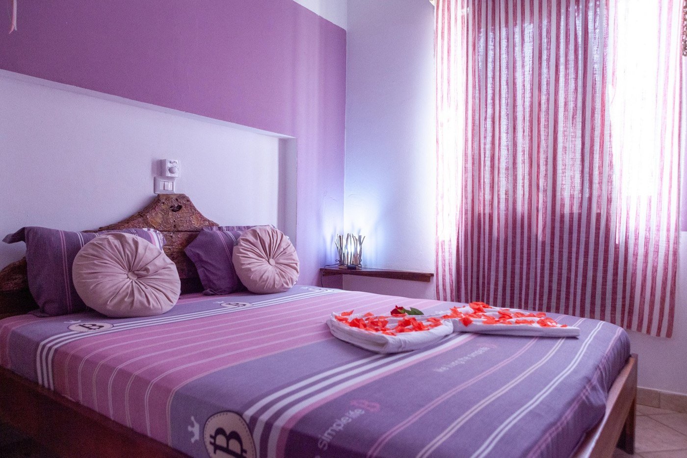 Habitación de tonos violeta en Alojamiento Isla de Mayo