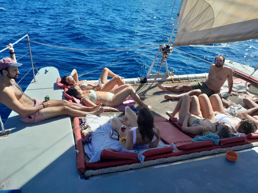 surca las cristalinas aguas de cabo verde en este catamaran