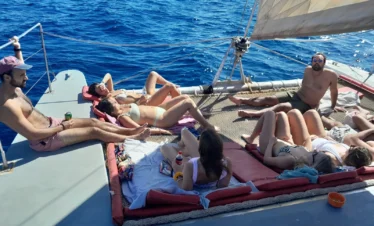 surca las cristalinas aguas de cabo verde en este catamaran