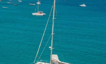 surca las cristalinas aguas de cabo verde en este catamaran
