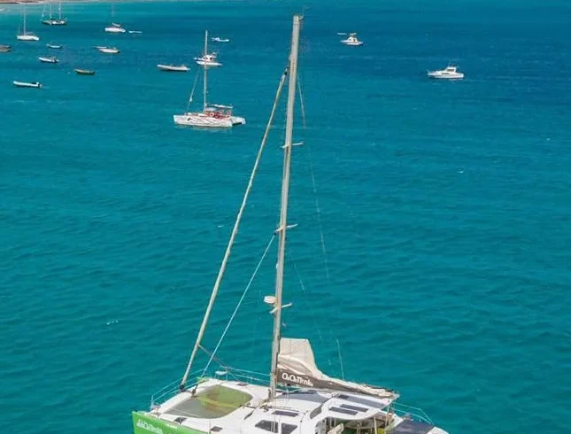 surca las cristalinas aguas de cabo verde en este catamaran