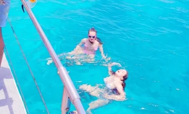 surca las cristalinas aguas de cabo verde en este catamaran