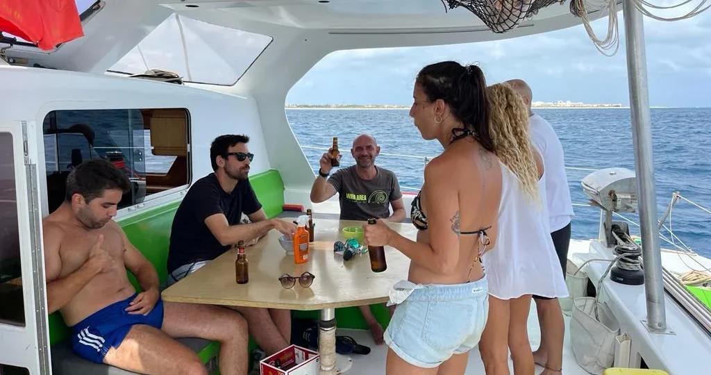 surca las cristalinas aguas de cabo verde en este catamaran