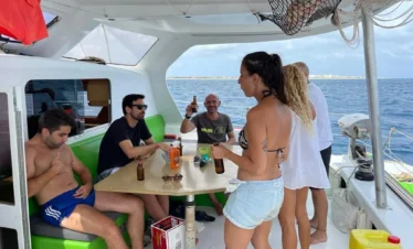 surca las cristalinas aguas de cabo verde en este catamaran