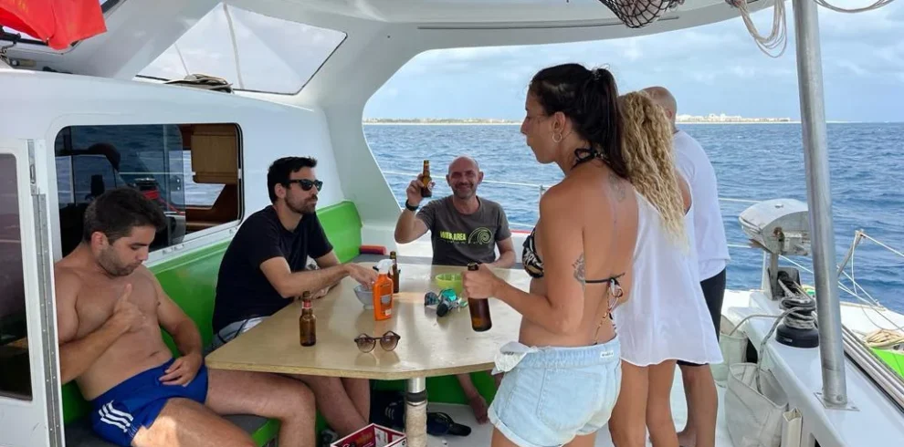 surca las cristalinas aguas de cabo verde en este catamaran