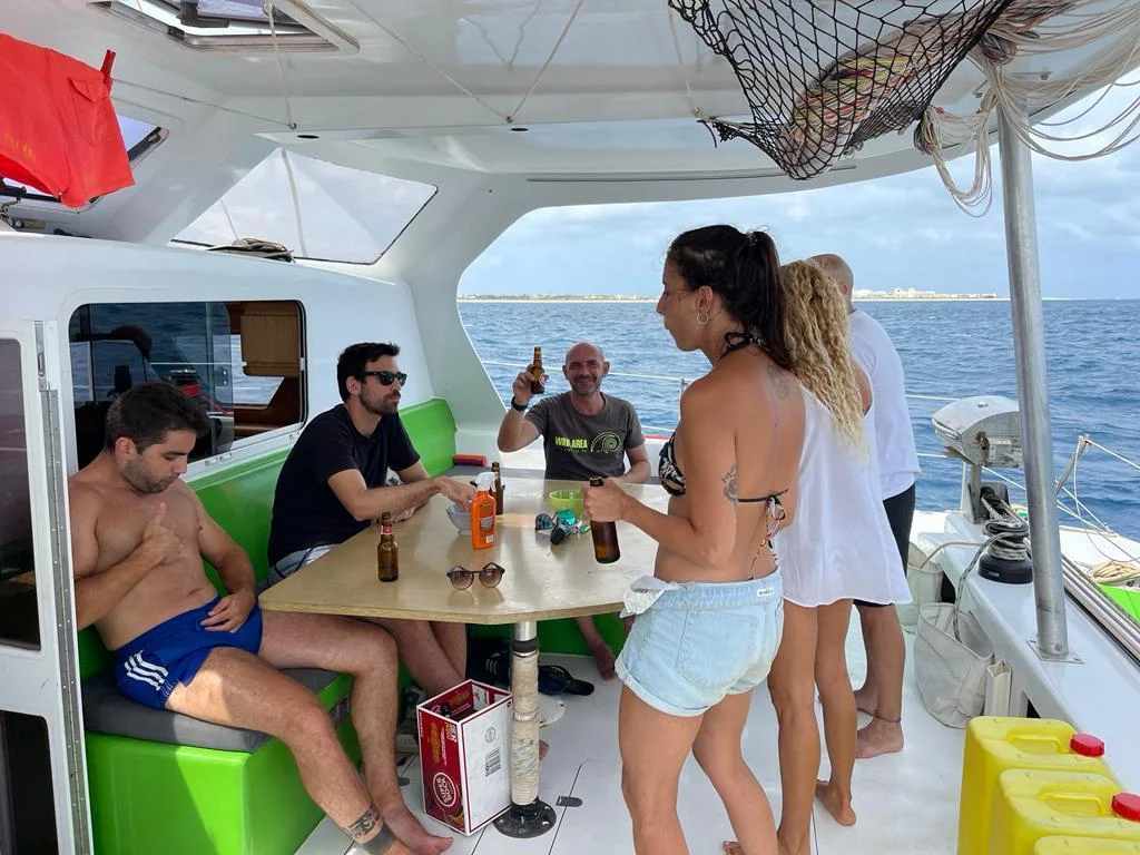 surca las cristalinas aguas de cabo verde en este catamaran