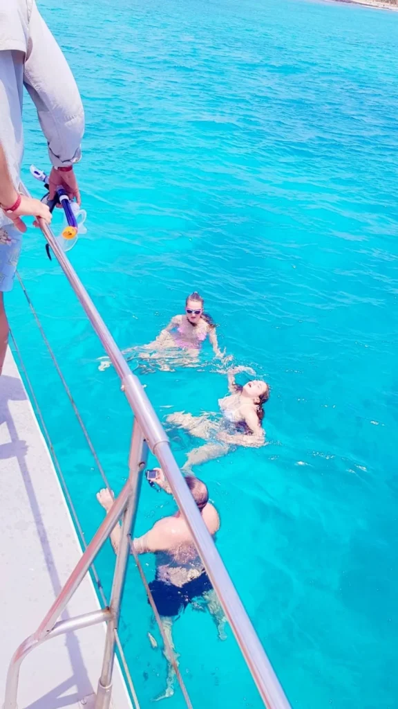 surca las cristalinas aguas de cabo verde en este catamaran