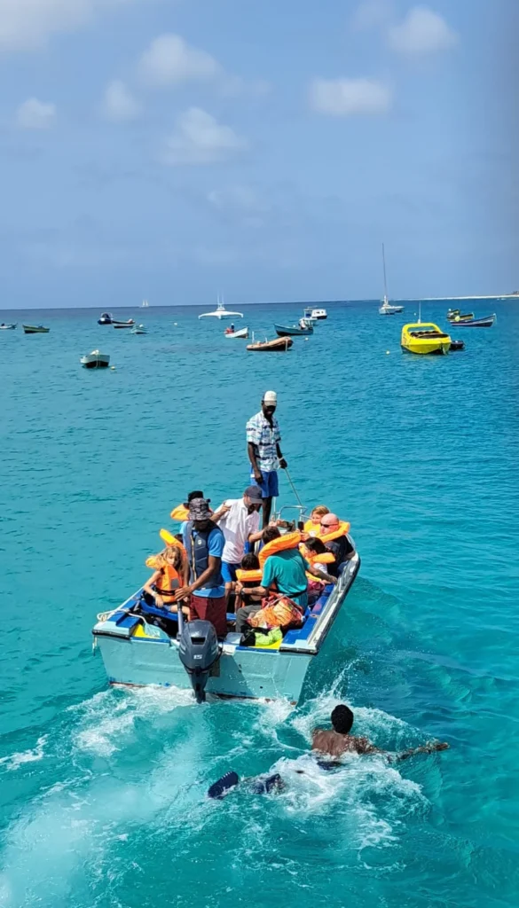 Disfruta de esta maravillosa excursion en barco con snorkeling en isla de sal cabo verde