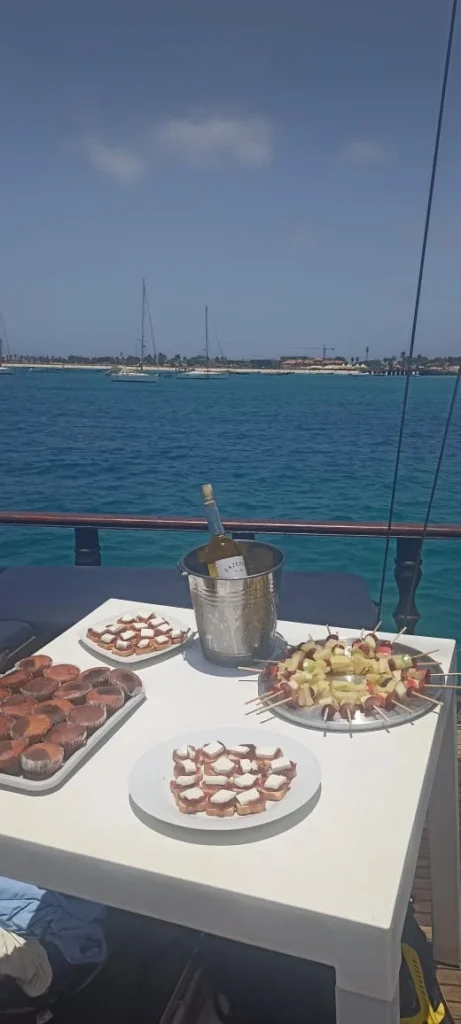 Disfruta de esta maravillosa excursion en barco con snorkeling en isla de sal cabo verde