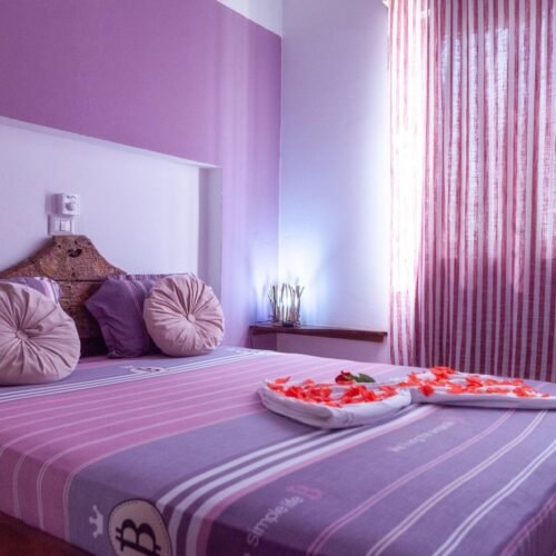 Habitación de tonos violeta en Alojamiento Isla de Mayo